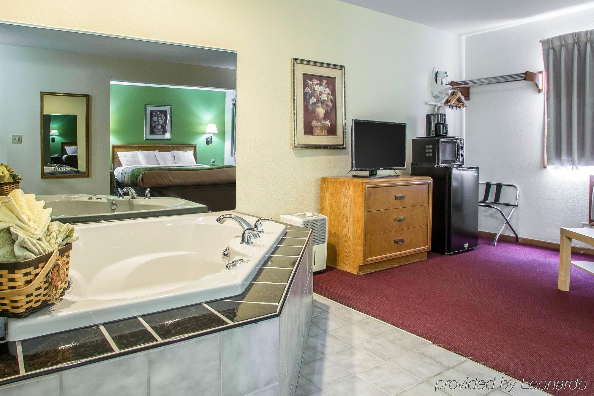 Econo Lodge Inn & Suites Dubuque Kültér fotó